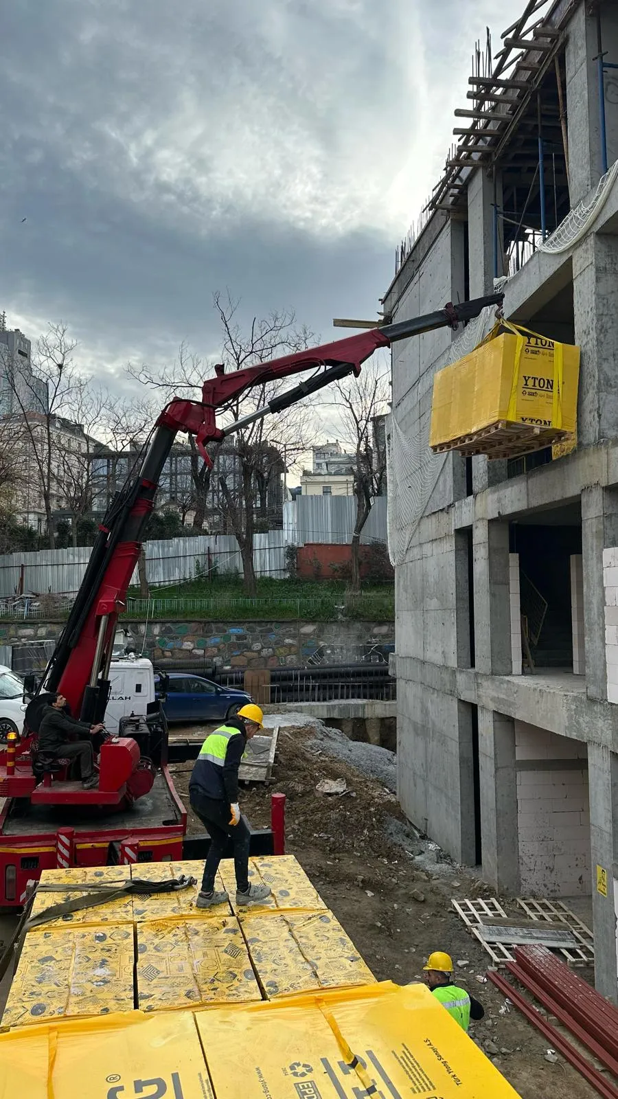 3. Şantiyelerde Neden Profesyonel Vinç Hizmeti Şart?
